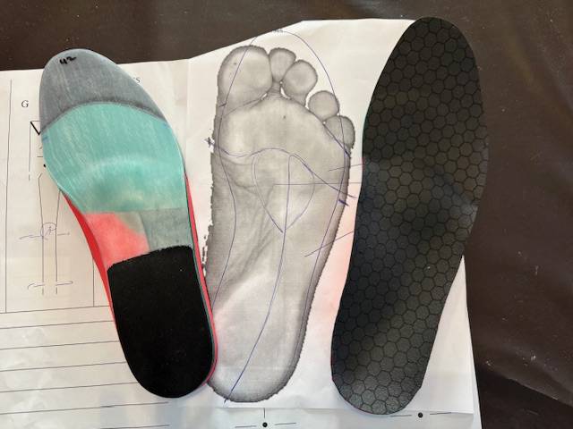 Faire réaliser des semelles orthopédiques sur mesure pour coureur avec hallux valgus et quintus varus à Marseille